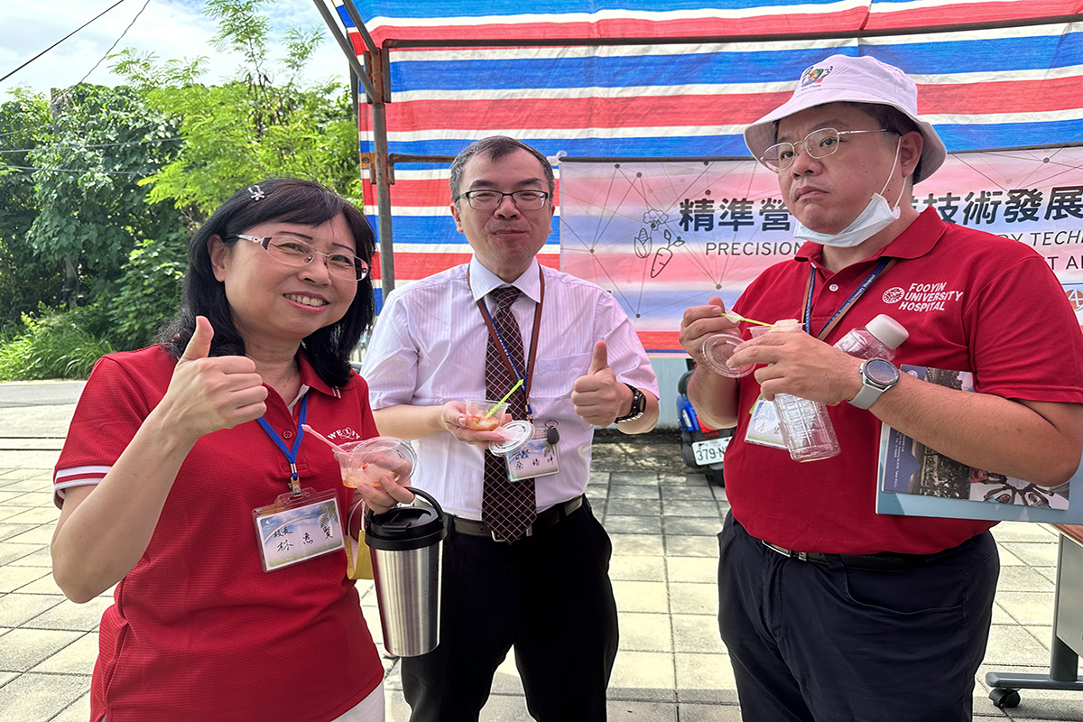 ▲林惠賢校長與附設醫院蔡錫坤副院長試吃鬼頭刀產品。(圖/輔英科大提供)