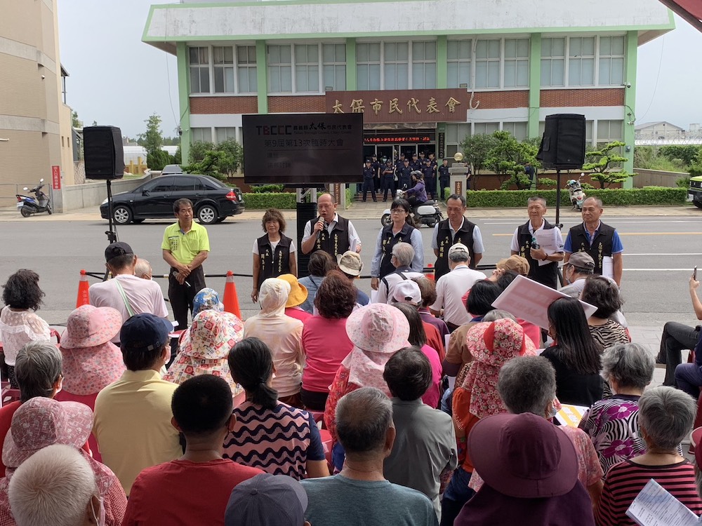 太保市災後振興金發放,反對代表會不願三讀,引民眾到場抗議。(圖/記者陳惲朋攝)