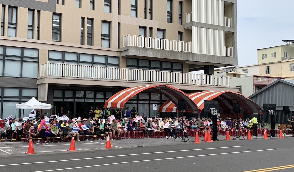 太保市災後振興金發放，反對代表會不願三讀，引民眾到場抗議。（圖/記者陳惲朋攝）