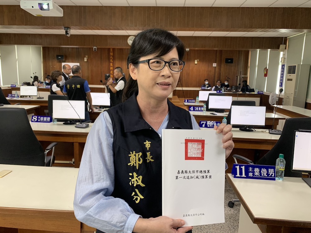 鄭淑分市長說明當時提案並無墊付字樣，所以代表會没有三讀通過，公所不能違法發放災後振興金。（圖/記者陳惲朋攝）