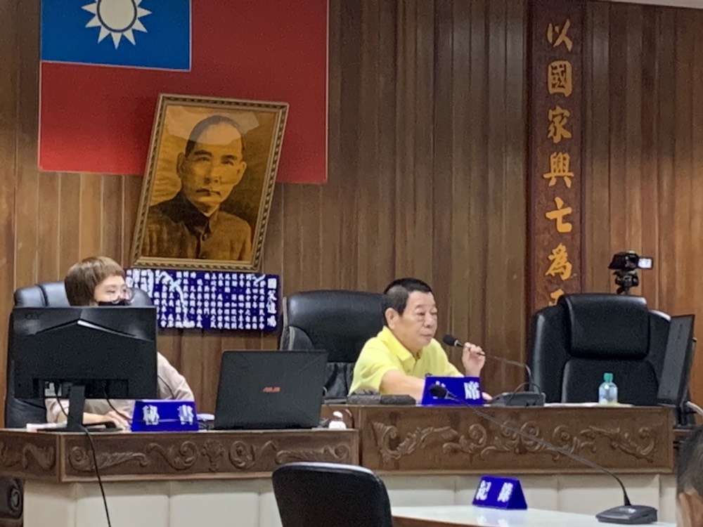 葉俊男主席（右）重捶宣布散會，災後振興金發放又延了。（圖/記者陳惲朋攝）