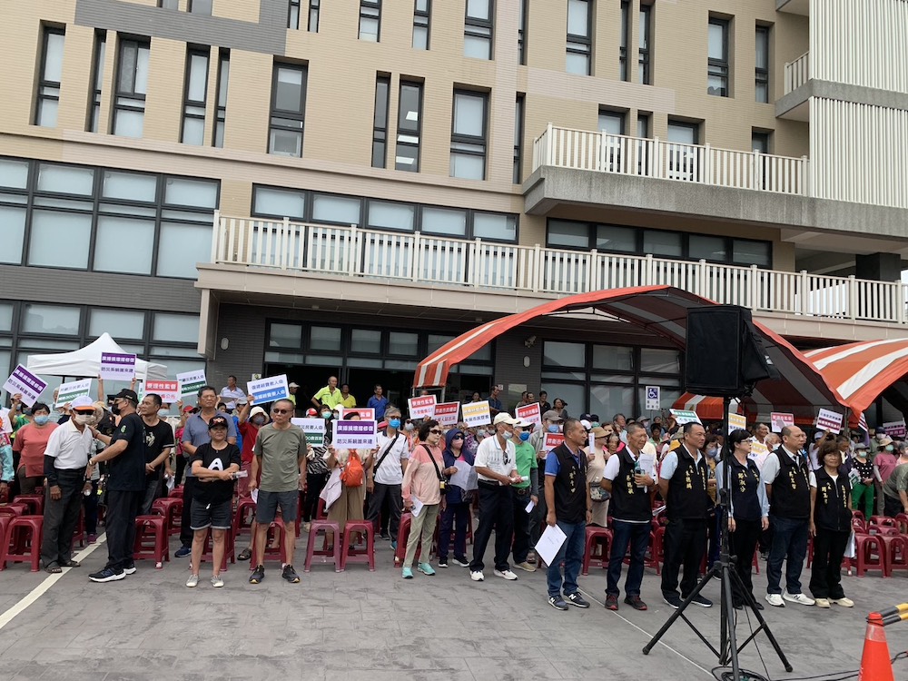 太保市災後振興金發放，反對代表會不願三讀，引民眾到場抗議。（圖/記者陳惲朋攝）