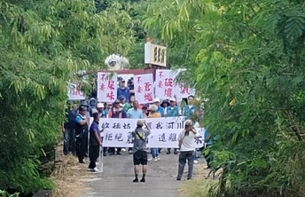 ▲楓港溪河床種植西瓜,民眾手持「還我河川」、「拒絕蒼蠅」、「遠離屎味」白布條高喊訴求。(記者 李堂安 翻攝)