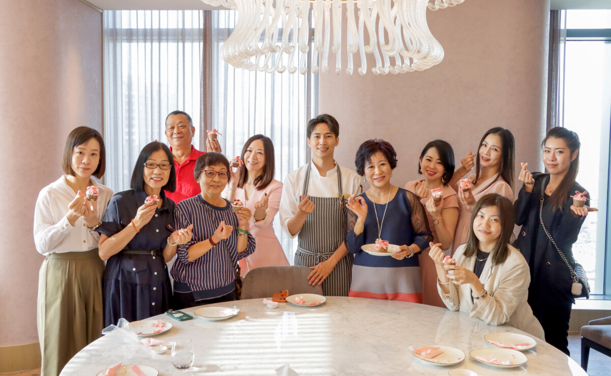 ▲高雄洲際酒店於本月15日舉辦由行銷業務總監 陳佩詩女士 (後排右三) 所發起的年度公益活動。（圖/高雄洲際酒店提供）