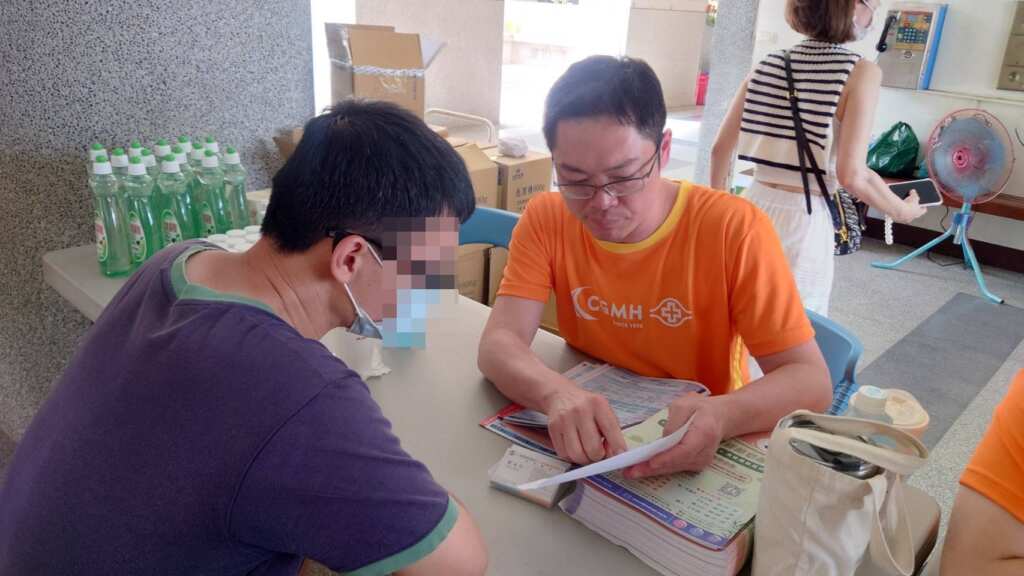 ▲黃贊文部長到社區為民眾進行骨質密度檢查,說明骨質的重要性。(圖/大里仁愛醫院提供)
