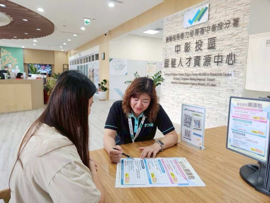 ▲工作人員為企業人資講解繼續僱用高齡者補助計畫。(記者林明佑翻攝)