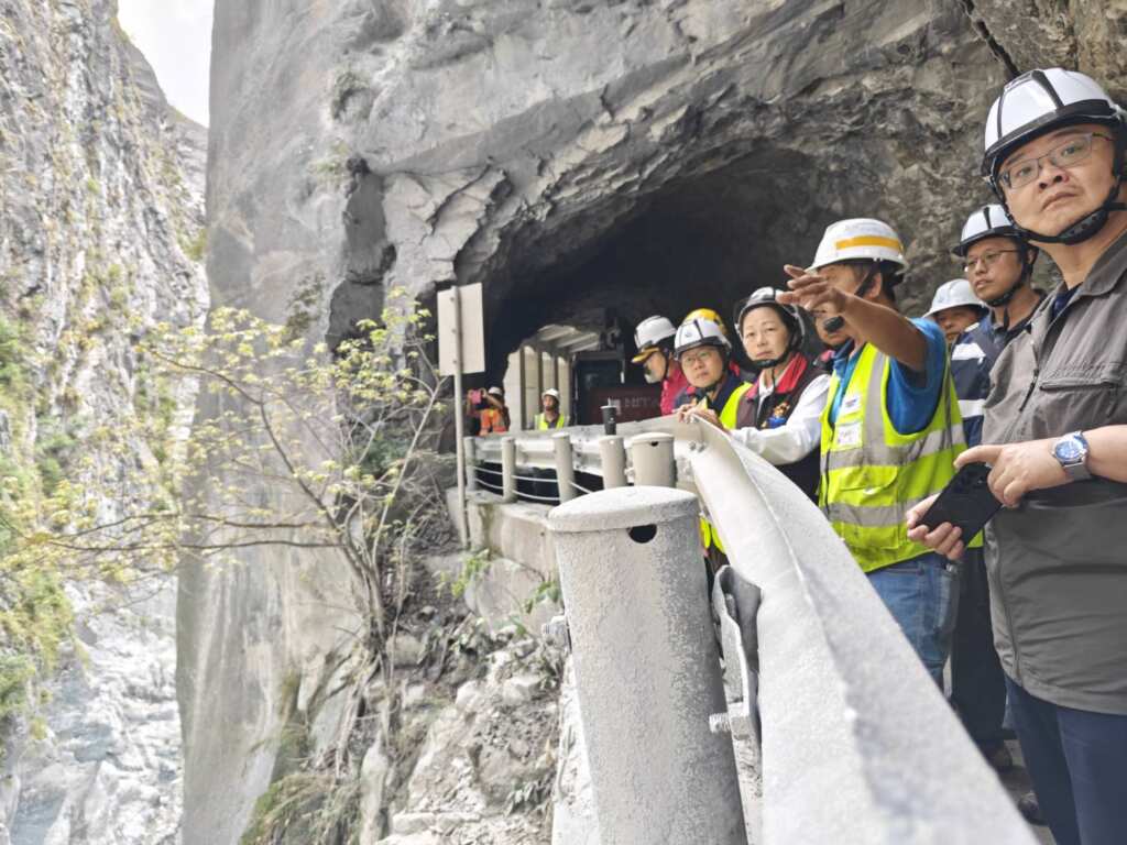 ▲花蓮縣長徐榛蔚今日上午再度前往太魯閣地區視察「燕子口堰塞湖」現況,了解公路局及林保署等單位的最新應變作為與工程進度。