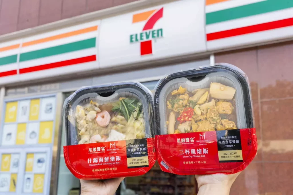 7-ELEVEN以「經典台菜一人就開吃」為賣點，今年六月與台北美福大飯店米其林一星「米香台菜餐廳」合作推出兩款台式燴飯「三杯雞燴飯」、「什錦海鮮燴飯」