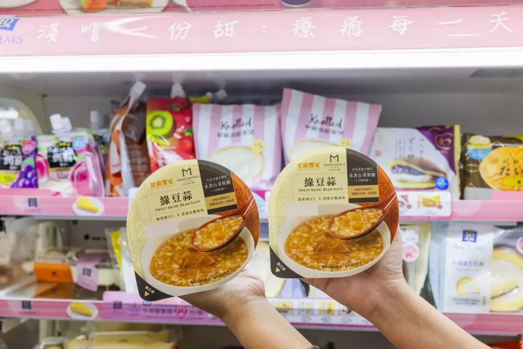10月27日起將推出南部特有甜湯「綠豆蒜」，復刻古早味紅糖湯底加入慢熬綠豆蒜，添加黑糖QQ晶凍、花生粉等配料增添咀嚼口感，最適合換季時節享用。