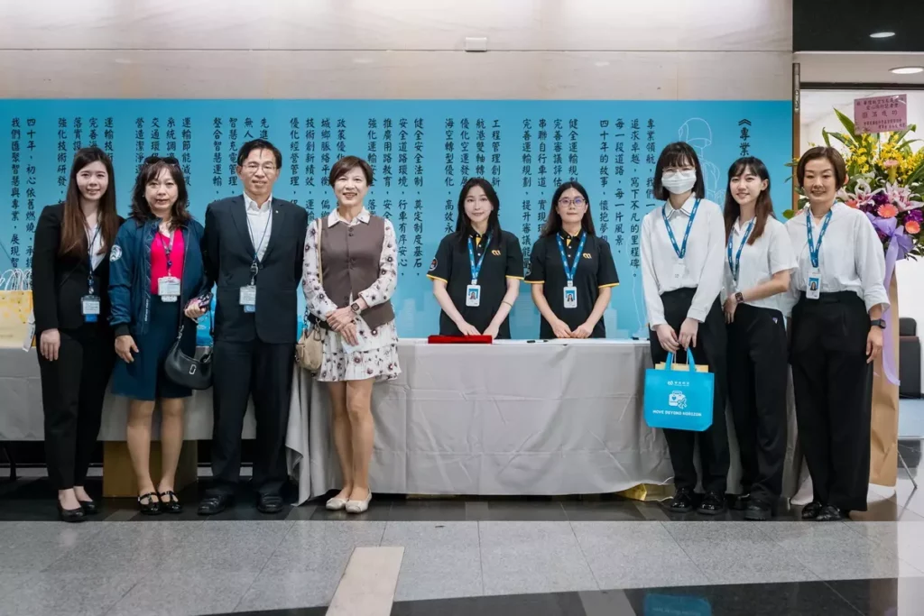 華信航空為關懷身心障礙朋友「0元飛行,華信有心」公益計畫啟動。