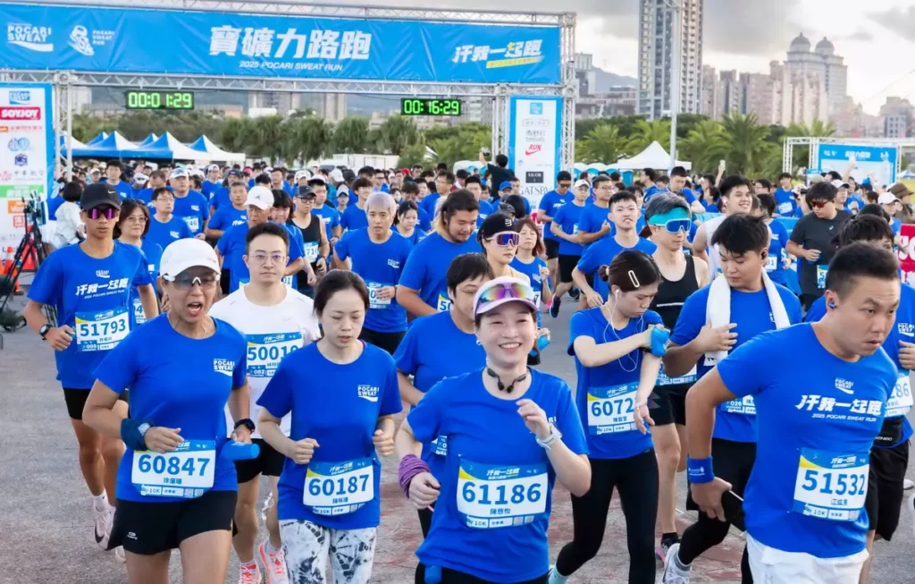 2025第七屆寶礦力路跑以「汗我一起跑」為主題,憑藉活力熱血氛圍及專業質感規劃,吸引從年輕人、親子家庭到半馬菁英跑者報名齊聚賽道