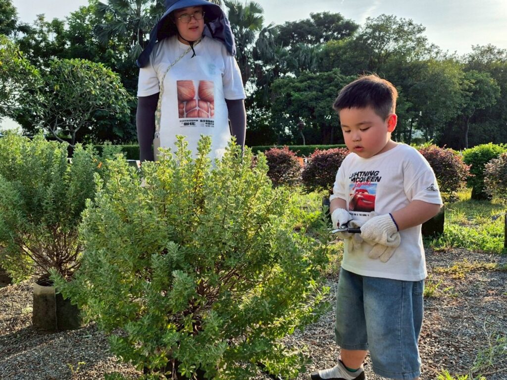 興大「肌少園藝療育區」,樹木修剪訓練手部肌肉。(圖/中興大學提供)