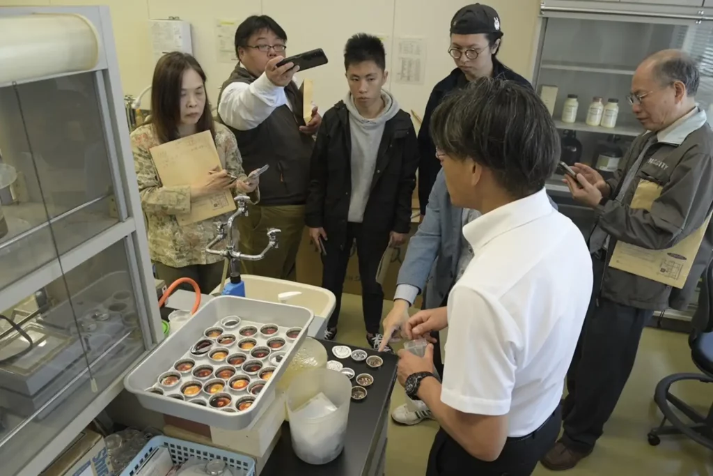 工業技術中心漆藝實驗室小林正信理事解說漆液檢測方法。（圖/工藝中心提供）