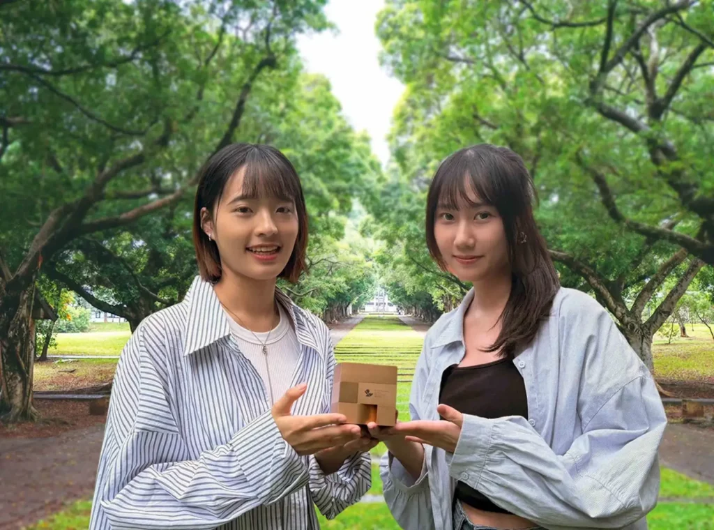 東海大學工設系系友林姿廷(右)、徐苡宸(左)。