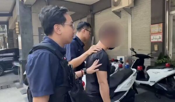 愛車停路邊遭開槍玻璃成網狀 白目男到案稱「無聊好玩」 234 愛車停路邊遭開槍玻璃成網狀 白目男到案稱「無聊好玩」 233