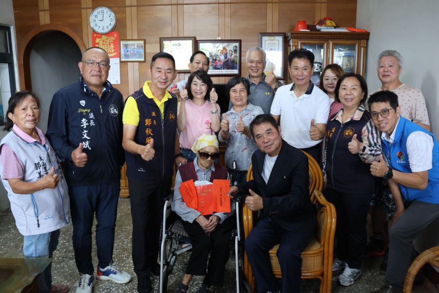 苗栗縣府慰訪後龍百歲人瑞 鍾東錦祝賀福壽安康