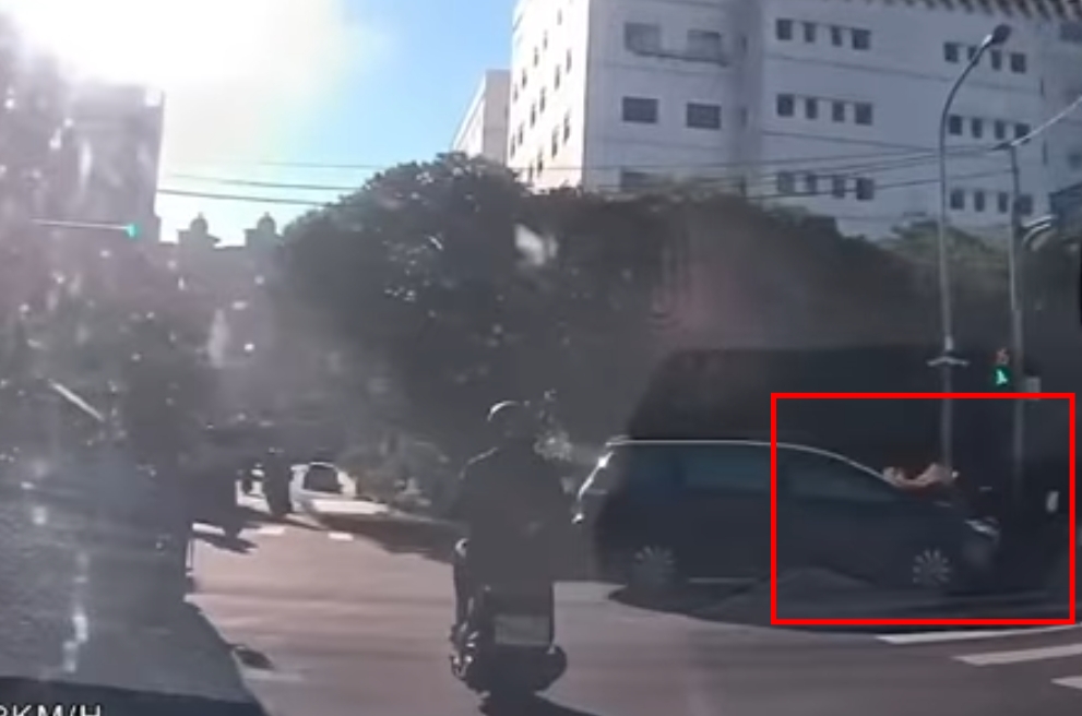 汽車左轉撞行人!陪傷者上救護車後「做1事」駕駛下場慘了 1760949647582