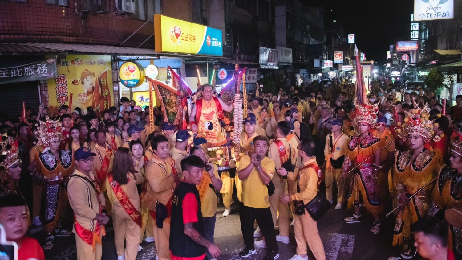桃園護國宮太子夜巡暗訪次日重頭戲為高城社區,不乏三代同堂或里民湧出街道接駕。(圖/桃園護國宮提供)