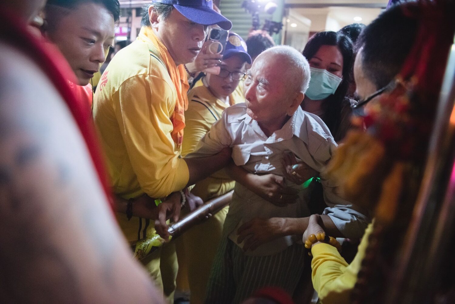 元老級信眾97歲鍾可,堅持要親自起身向太子爺祈福。(圖/桃園護國宮提供)