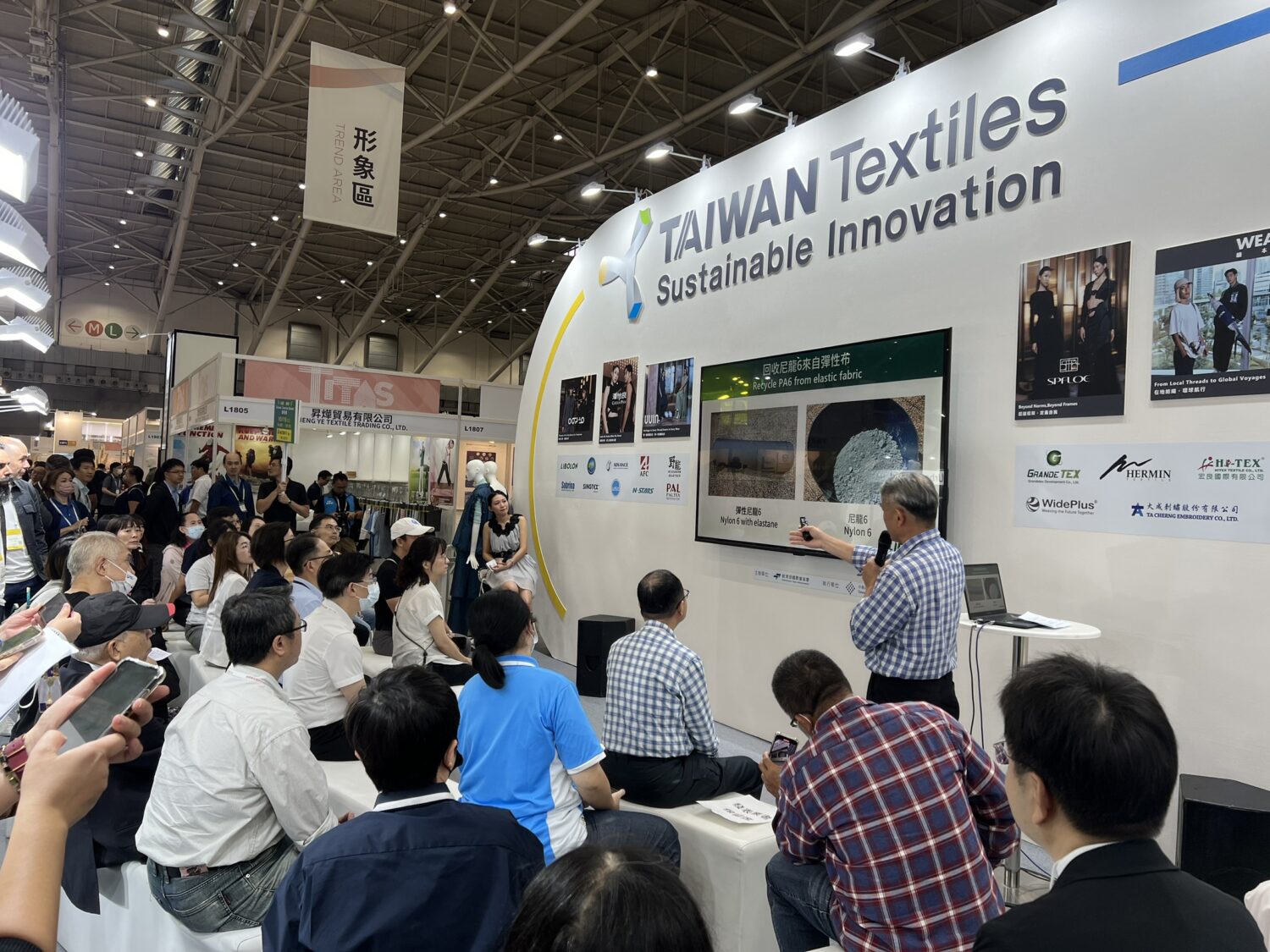 Taiwan Textile Select精選紡織品專區活動吸引買主參與(紡拓會提供)。(圖/紡拓會 提供)