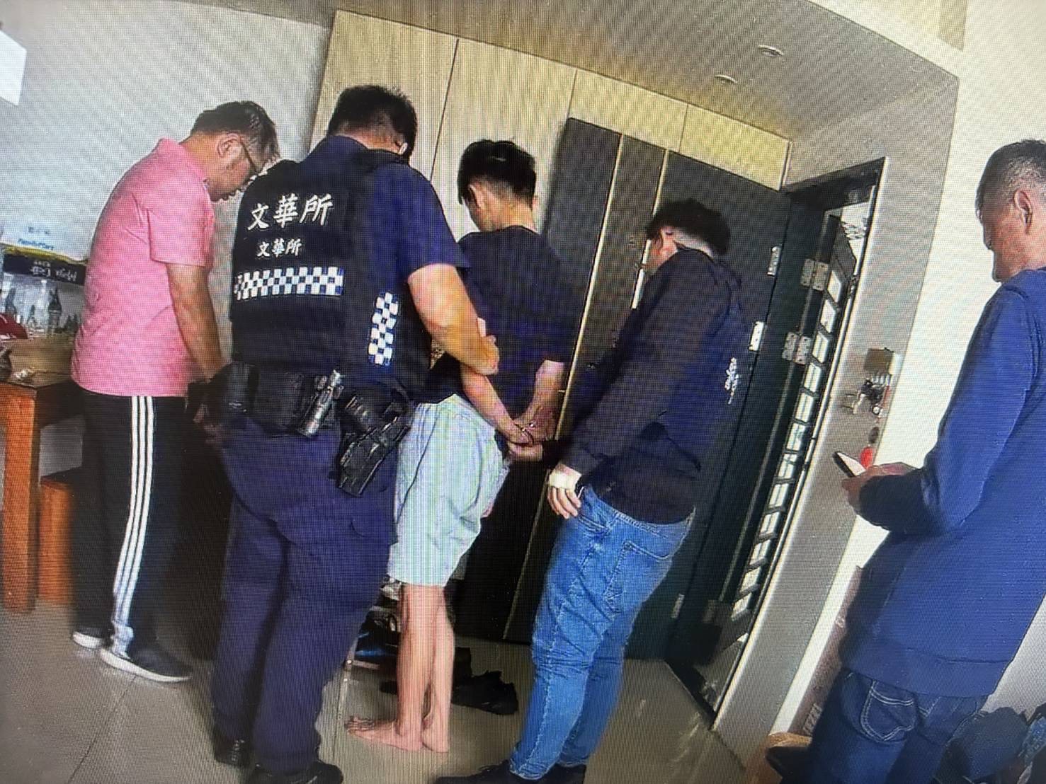 警方火速出動緝捕詐欺通緝犯 鍥而不捨終於逮人歸案新竹市警方鎖定劉姓詐欺通緝犯藏匿地點,動員優勢警力上門查緝,順利將其逮捕到案。(圖/記者張家燁翻攝)