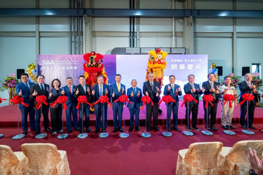 迅得新總部暨新廠啟用揭幕儀式，(圖左起)迅得機械營運長黃發保、機械公會理事長莊大立、桃園市政府副秘書長賴淑華、迅得機械董事簡榮坤、立法委員魯明哲、臻鼎科技集團董事長沈慶芳、全國創新創業總會總會長邱銘乾、迅得機械董事長王年清、欣興電子執行總經理馬光華、意德士科技董事長闕聖哲、景碩科技執行長兼總經理陳河旭、日月光半導體 資深副總李政傑、晨禎營造總經理王水樹、鍾岳廷建築師事務所鍾岳廷。（圖/迅得機械提供）