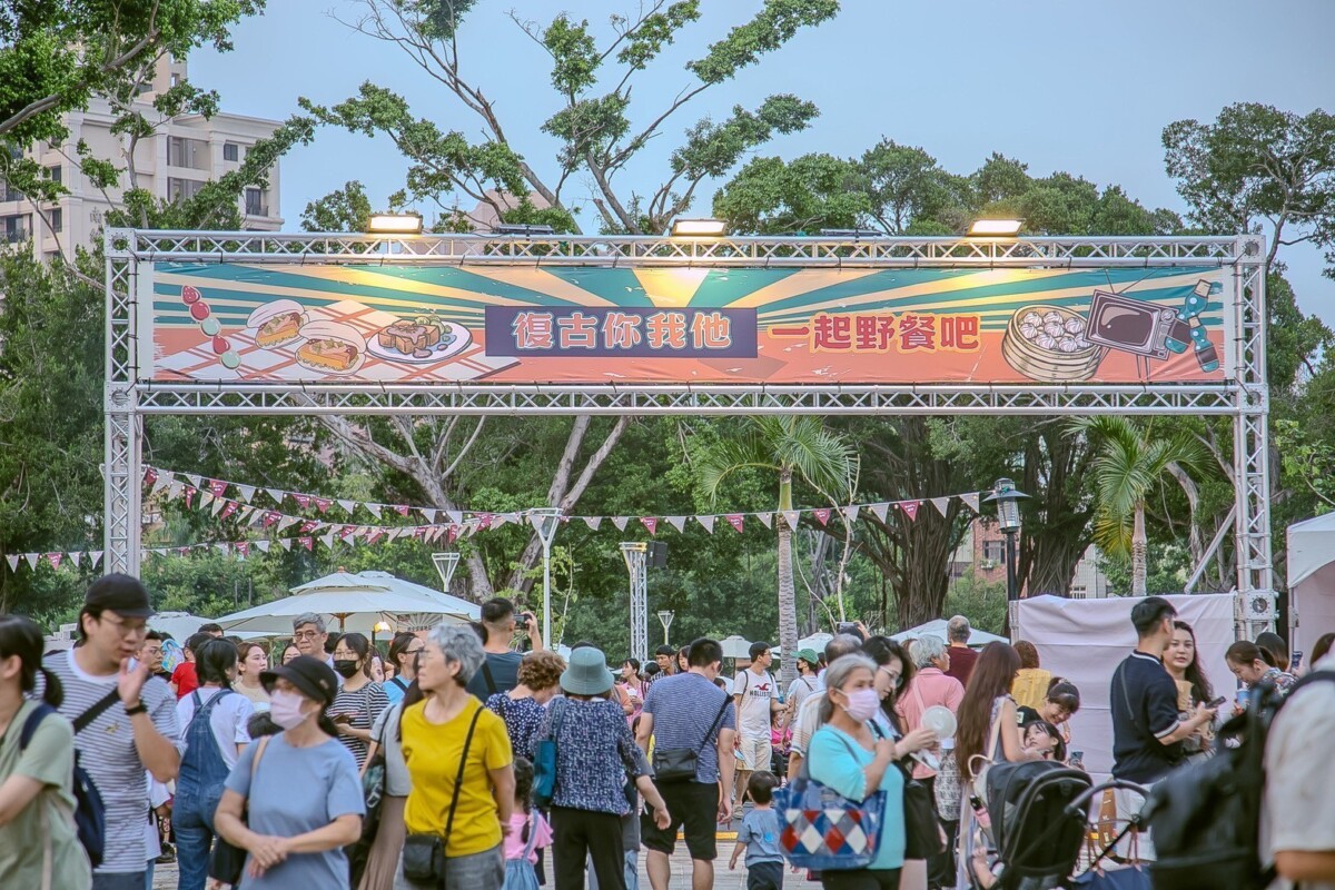 ▲大批人潮湧入大東濕地公園參加鳳山復古野餐日。