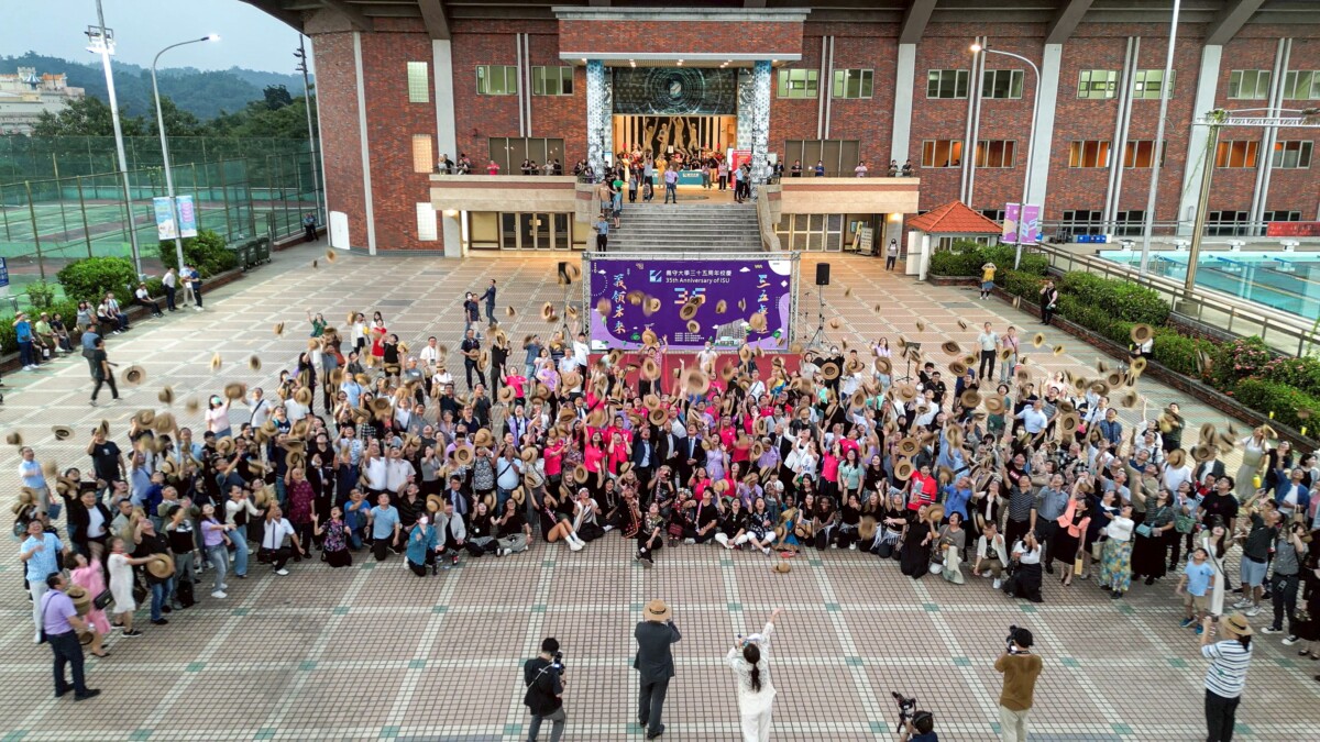 ▲義守大學校友齊拋帽,用美麗拋物線慶祝35週年校慶 。