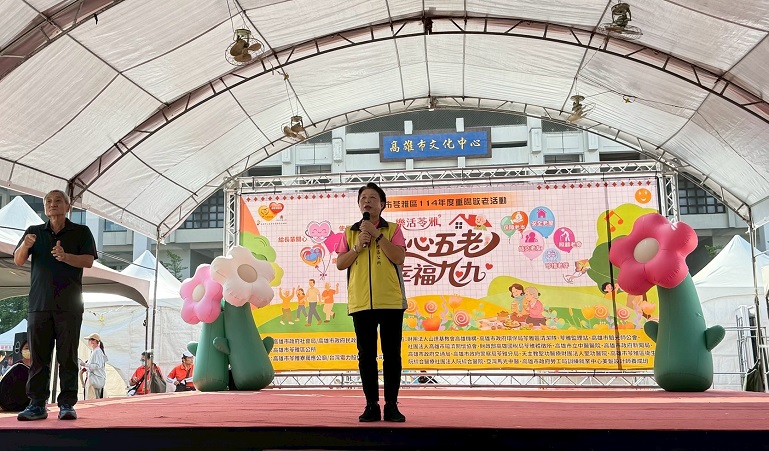 ▲苓雅區鄭美華區長於重陽敬老活動上台致詞,並有手語老師同步翻譯。