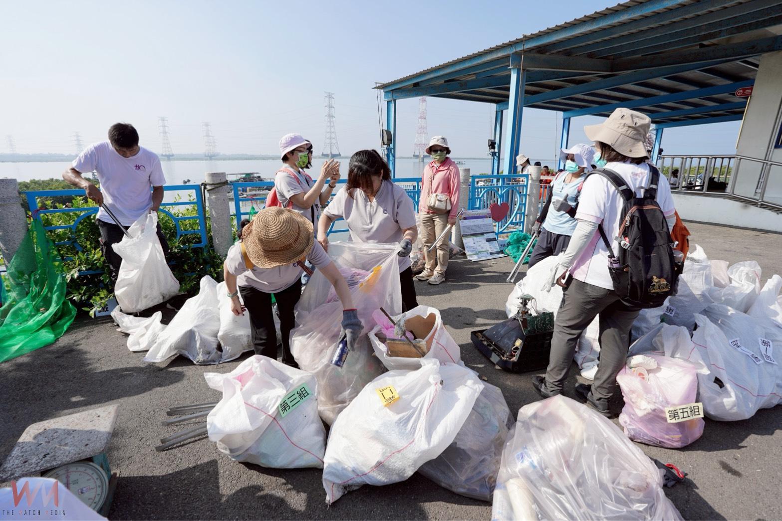 滿身汗水換乾淨沙灘 光田金秋地球日親子齊心淨灘撿出368公斤垃圾 - https://www.watchmedia01.com