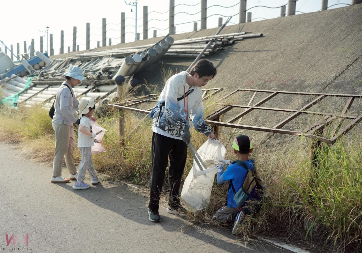 滿身汗水換乾淨沙灘 光田金秋地球日親子齊心淨灘撿出368公斤垃圾 - https://www.watchmedia01.com