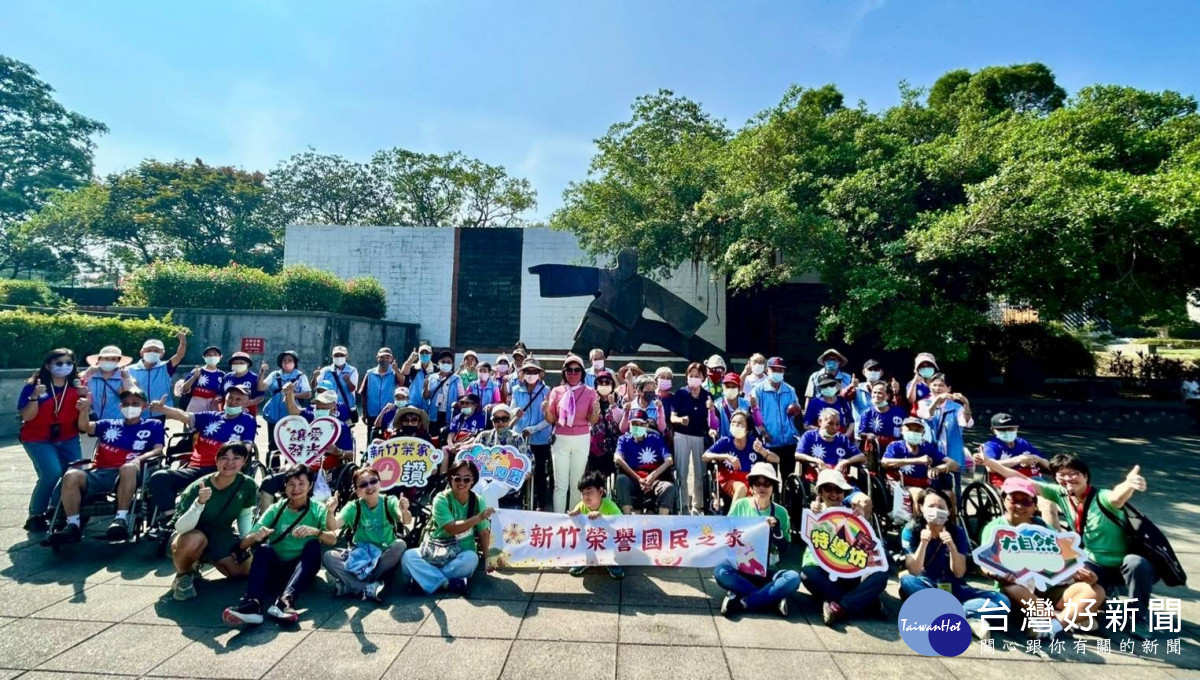 榮家主任白恩惠帶隊，安養住民擔任陽光推手，荒野志工導覽介紹，陪伴長輩走訪新竹科學園區靜心湖。