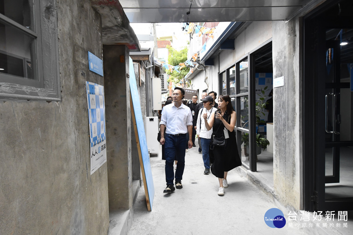 桃園市副市長蘇俊賓率團考察2025台灣設計展 借鏡彰化經驗籌備2026桃園登場。圖/記者鄧富珍翻攝