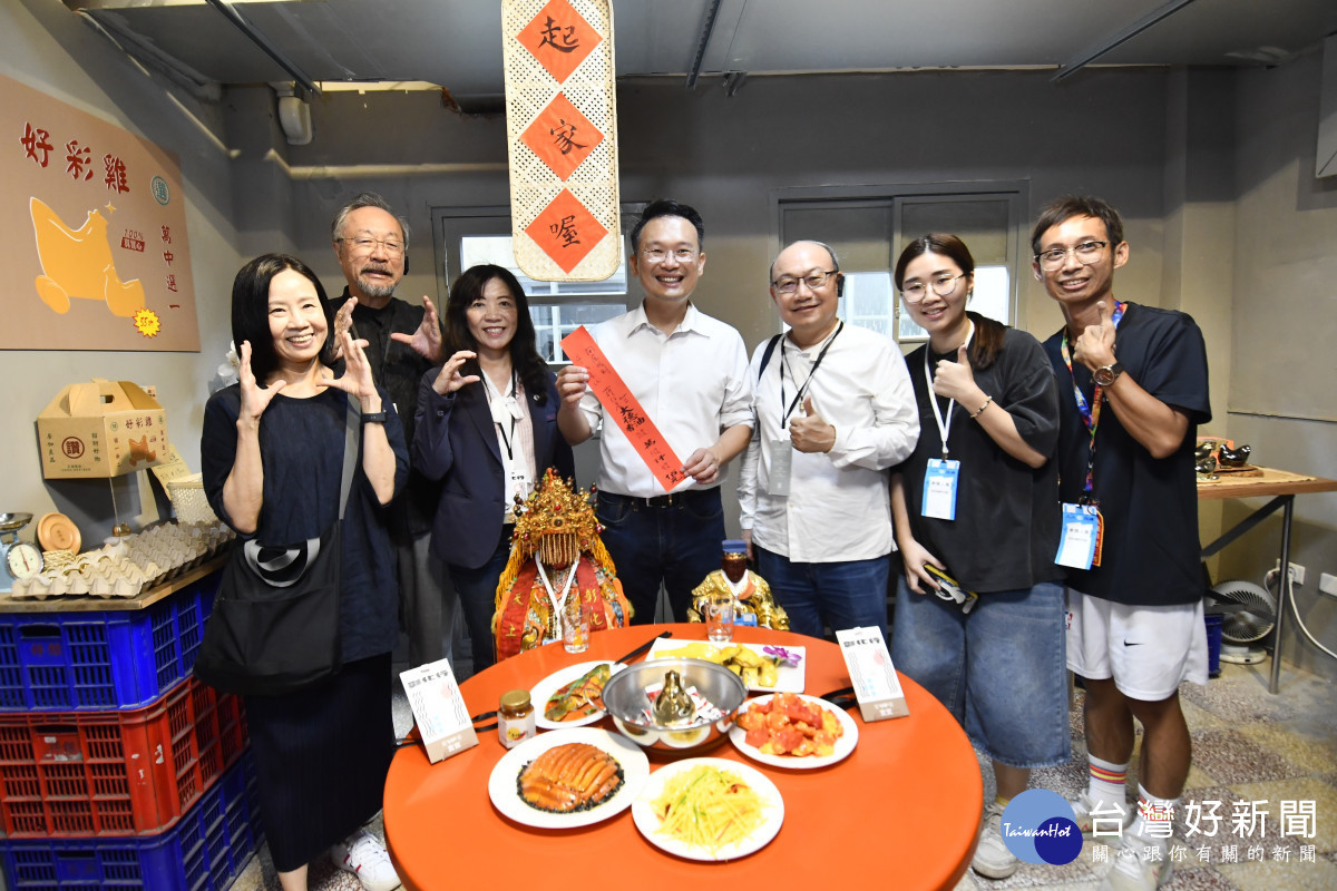 桃園市副市長蘇俊賓率團考察2025台灣設計展。圖/記者鄧富珍翻攝