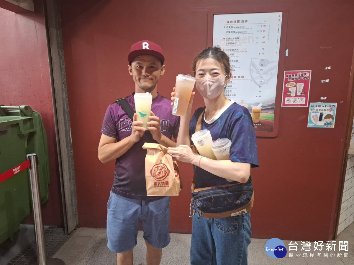 海資處請球迷朋友進球場為樂天桃猿吶喊時,也別忘舉起循環杯,一起為桃園的永續環境加油!