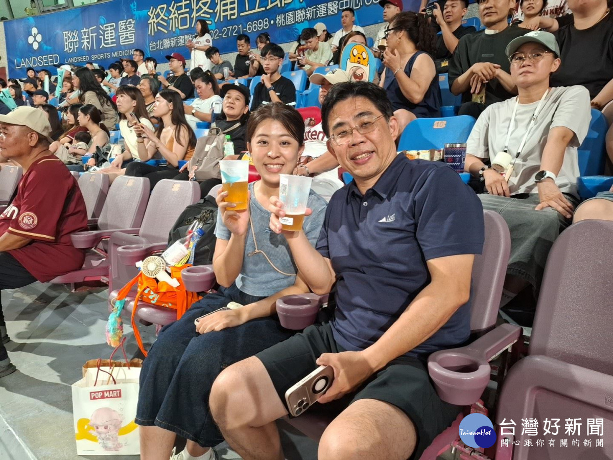 海資處請球迷朋友進球場為樂天桃猿吶喊時,也別忘舉起循環杯,一起為桃園的永續環境加油!