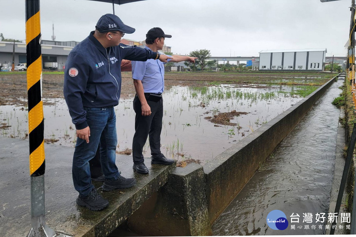 豪雨釀災水淹農作物,市府農業局長陳冠義偕同相關單位進行勘災。