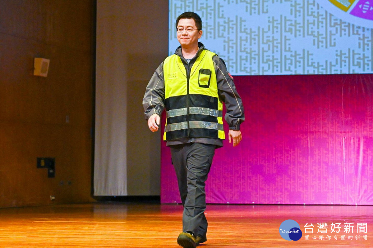 桃園市清潔隊員新裝發表活動，隊員著全新制服走秀展演。<br /><br /> 