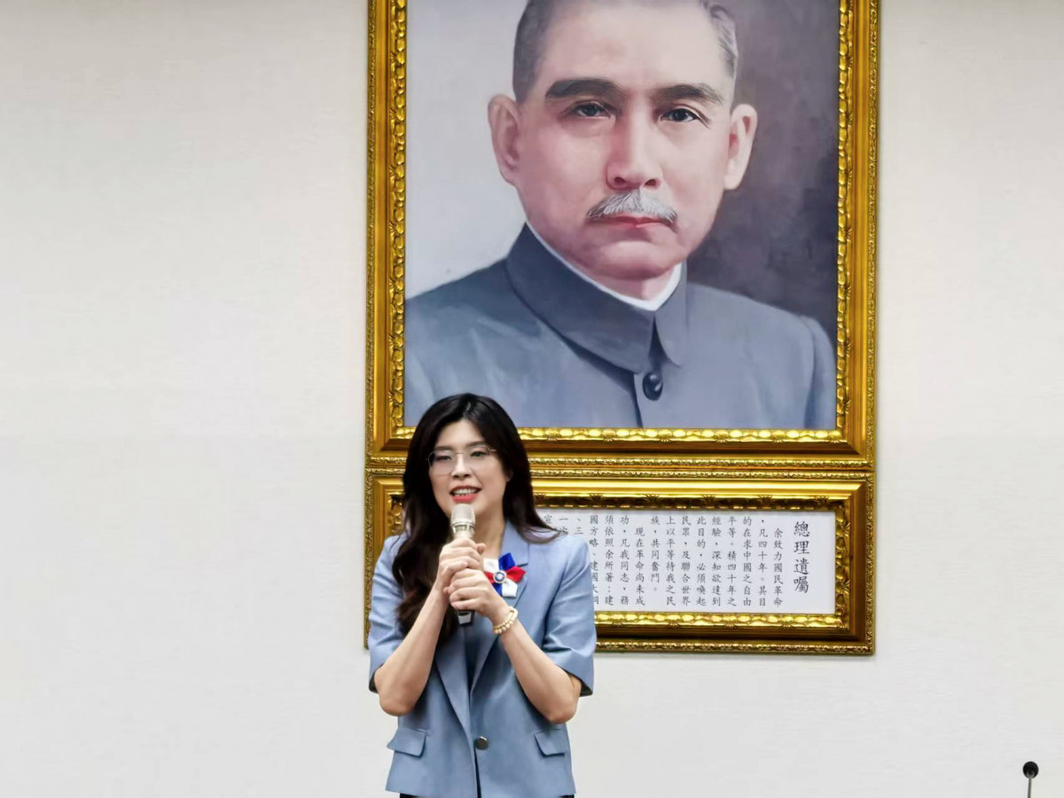 鄭麗文喊「我是中國人」與民意「脫節」 黃暐瀚秀民調打臉:「靠向中間」才是執政之道