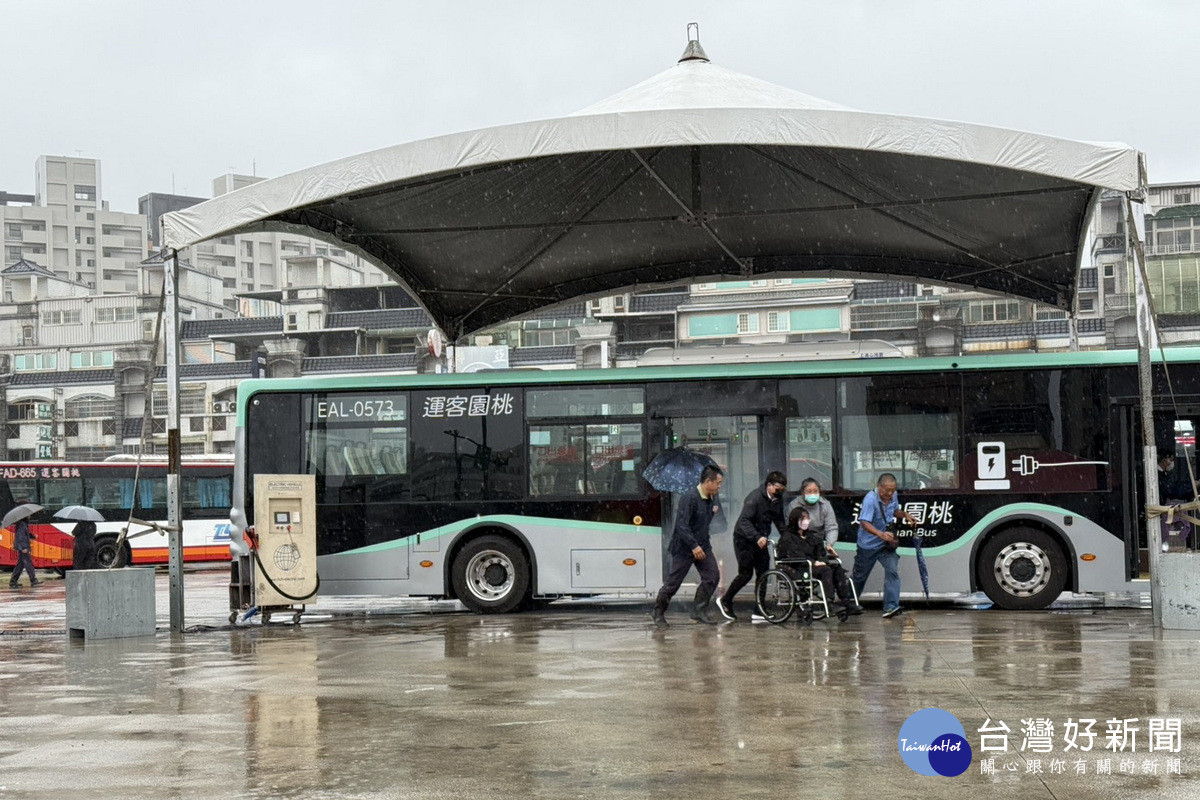 桃市府跨局處攜手客運公司舉辦電動公車消防應變演練。