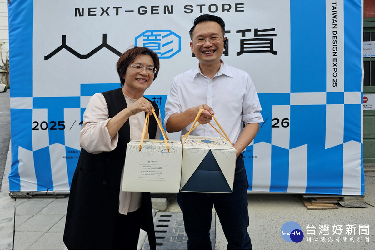 彰化縣長王惠美贈送禮物予桃園市副市長蘇俊賓。<br /><br /> 