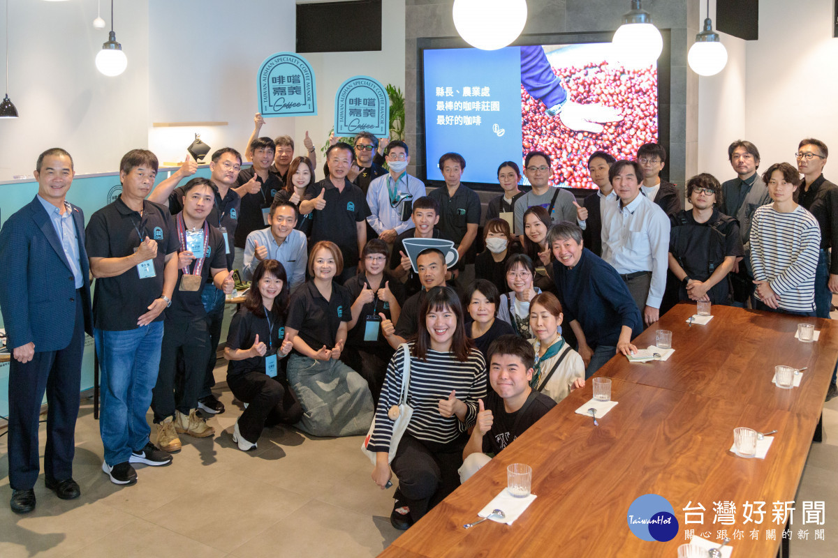 嘉義縣長翁章梁領軍9家咖啡莊園，在大阪Arc'teryx永久性咖啡館「BETA CAFÉ」舉辦「啡嚐嘉義・專業杯測暨媒合會」／嘉義縣府提供