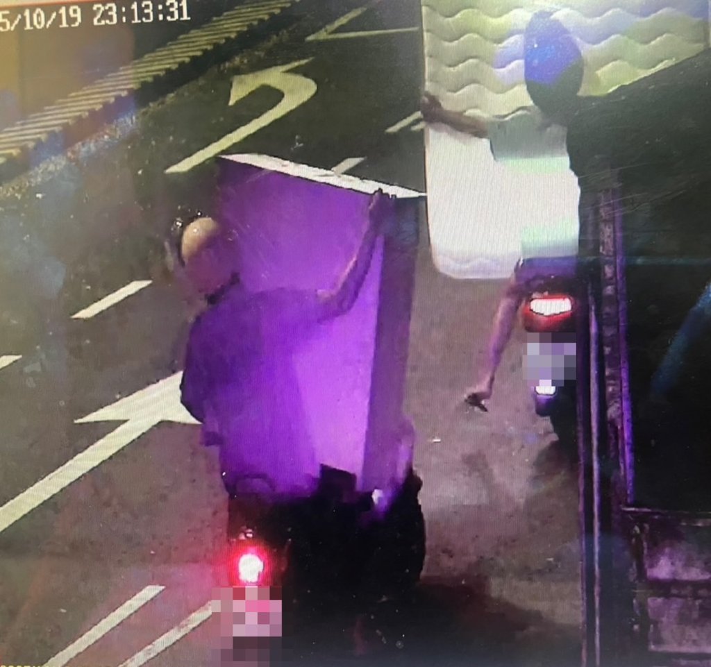 影/超猛搬家法!-高雄有騎士載整張床墊及櫃子上路