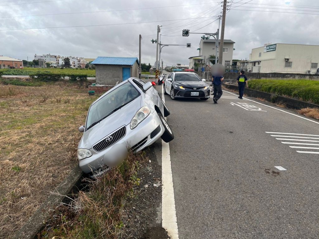 被強風吹進水溝?- 苗栗男子駕車精神不濟輪陷水溝「刁車」
