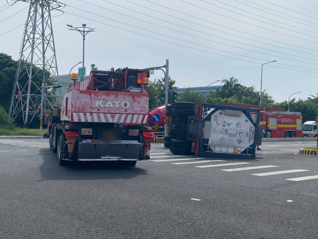 影/高雄驚險一瞬!49歲駕駛「左轉失控」大型車翻覆-嚇壞用路人