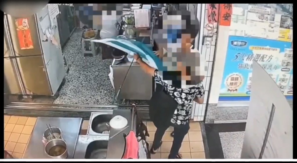 太離譜!高雄2竊賊雨傘遮掩「神偷手法」趁店員忙亂順手牽走錢筒