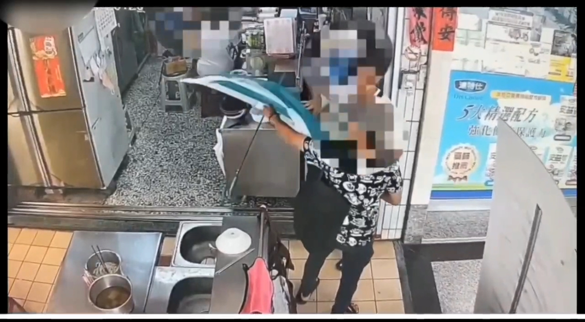 高雄2竊賊雨傘遮掩「神偷手法」 趁店員忙亂順手牽走錢筒