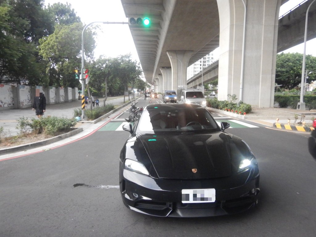 擦撞意外!機車男不慎撞上保時捷taycan電動跑車