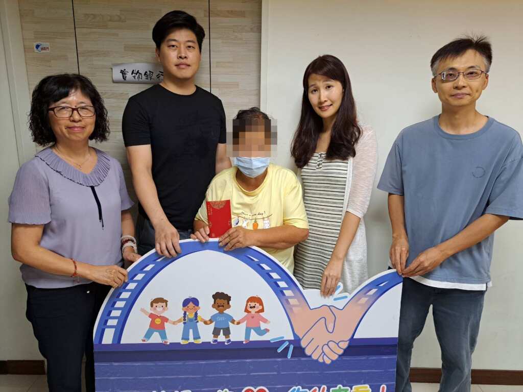 ▲「隱慈善會」理事長陳書玄(左2)捐助幼兒曾祖母3萬元。
