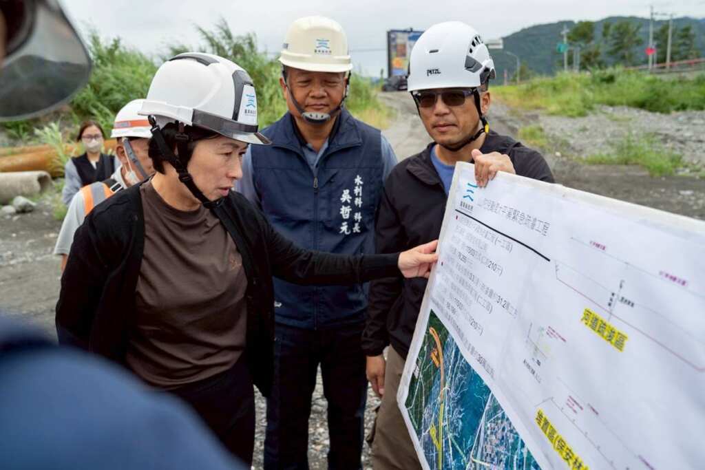 ▲饒慶鈴視察風災後河川緊急疏濬，確保民眾生命財產安全。